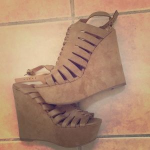 Tan High Wedges💛🧡